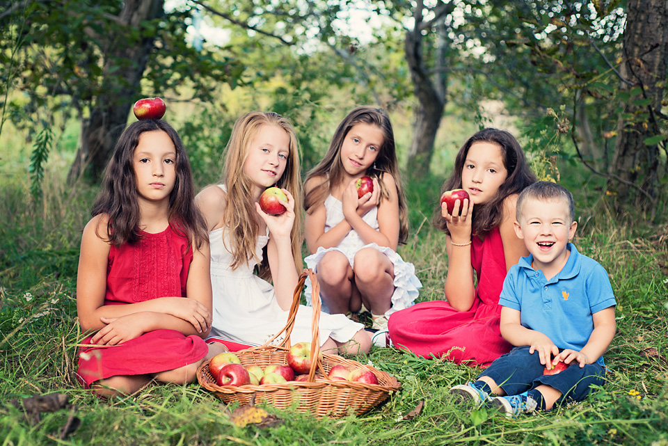 plener fotograficzny z jablkami Ursynów Sesja zdjęciowa z okazji zakończenia wakacji i rozpoczęcia roku szkolnego