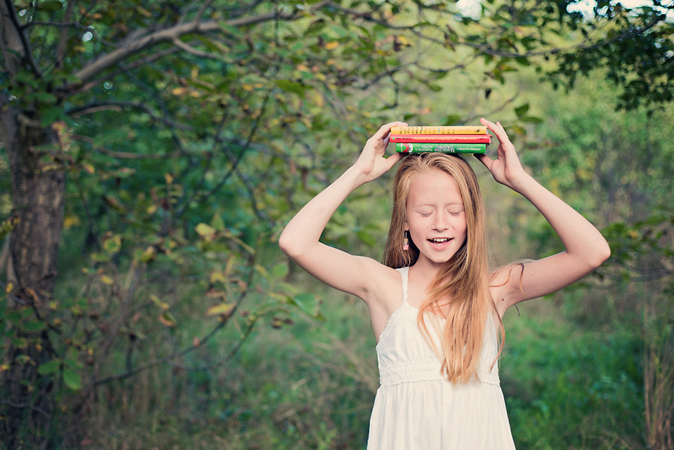 portret dziewczynki z ksiazkami Ursynów Sesja zdjęciowa z okazji zakończenia wakacji i rozpoczęcia roku szkolnego