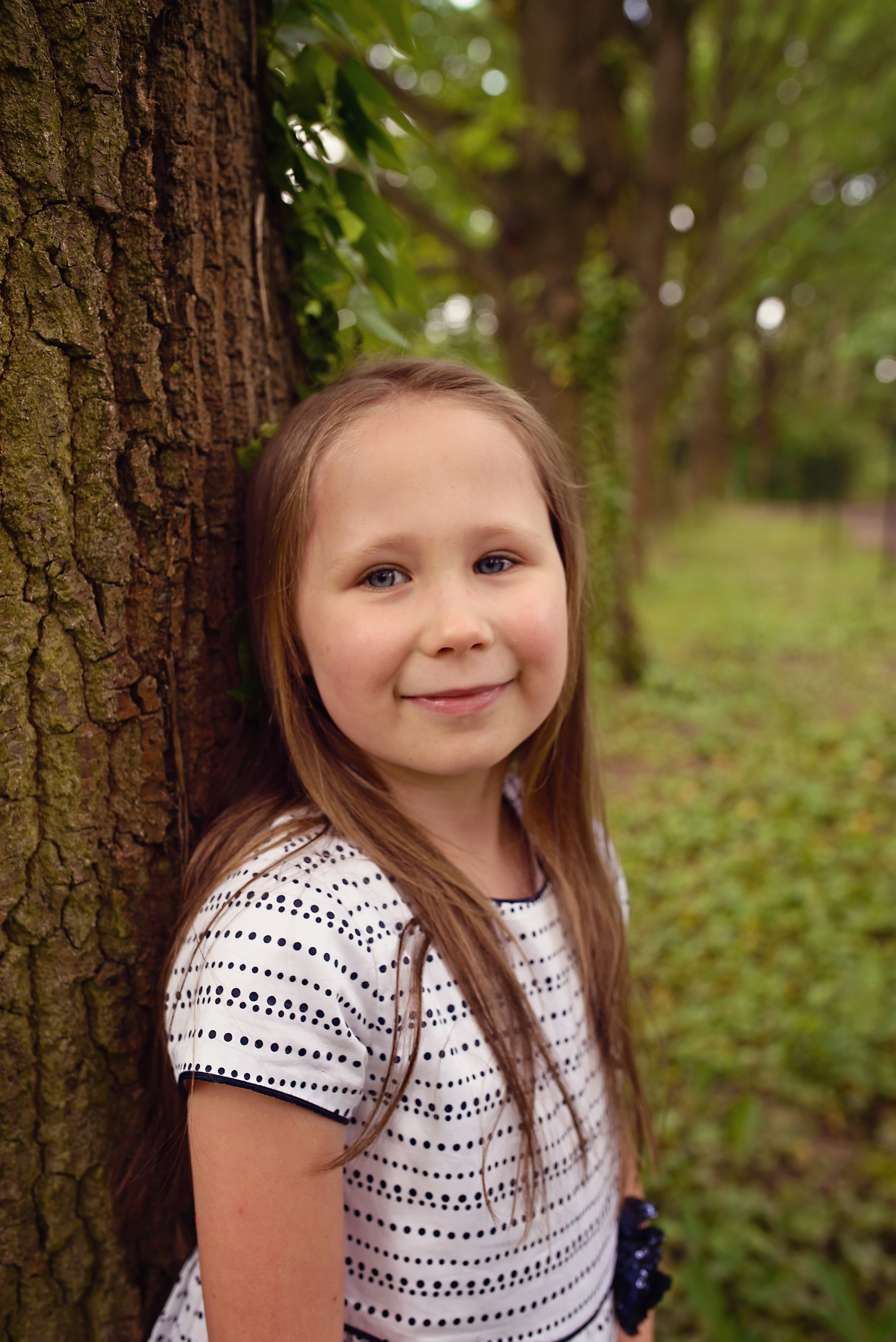 portret dziewczynki powsin Sesja dziecięca w azaliach i rododendronach